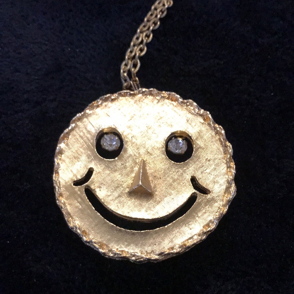 1970’s Gold tone happy face pendant or brooch.